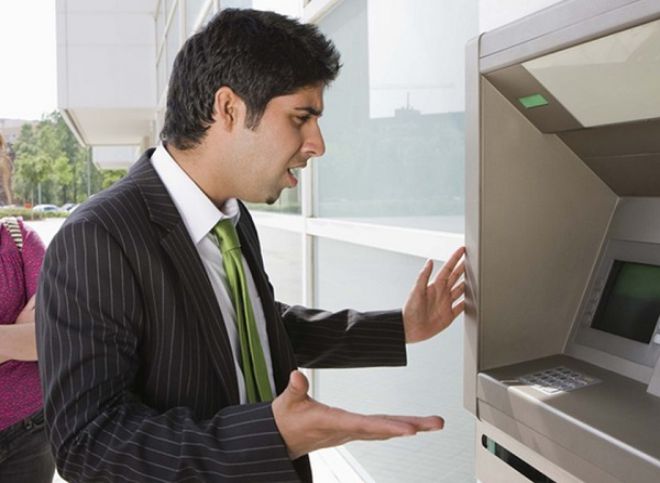 Người dùng thẻ ATM của các ngân hàng nên lưu ý đặc biệt khi sử dụng thẻ này để rút tiền. 