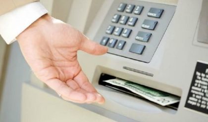 Liên hệ ngay với ngân hàng mở thẻ ATM để giải quyết các sự cố khi rút tiền.